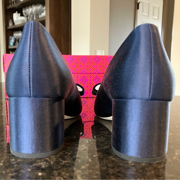New Tory Burch Gigi Block Heel Pump, Navy Blue Satin, Crystal Embellished Logo - Picture 3 of 16